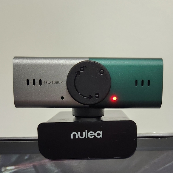 1080P Webcam With Built in Mic & Privacy Cover - Picture 3 of 3